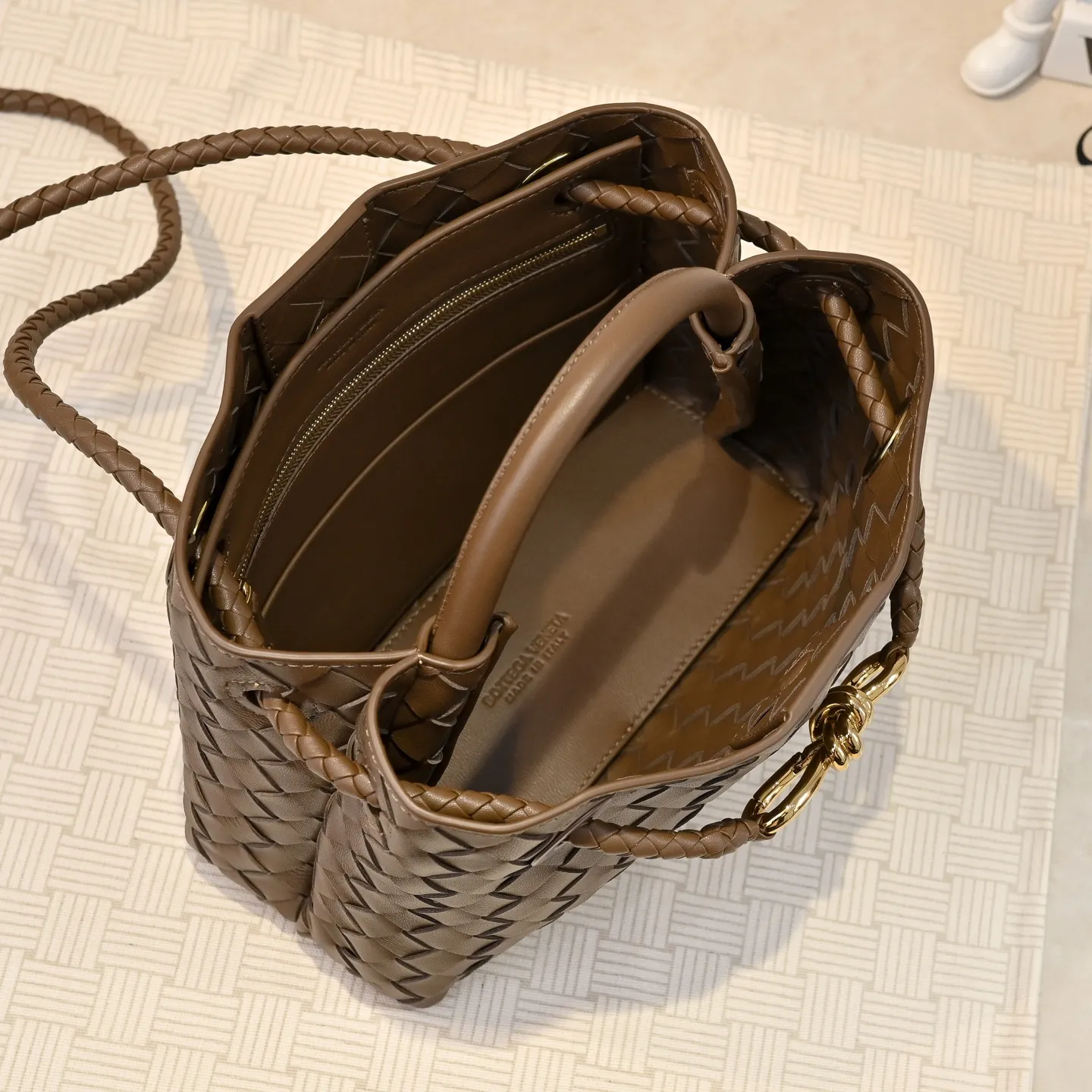 Batch 1860 B's spring and summer new style continues the brand's woven pattern style with detailed metal knot switch buckles. This time, the shoulder straps are also made into tube weaving, showing different craftsmanship. The carrying method is changeable to create more different styles. Intrecciato woven leather small handbag, equipped with sliding crossbody strap. Internal compartments, including 1 zipper pocket and 2 open pockets. Magnetic buckle closure. Size: 25*20*10cm Model: 7463#